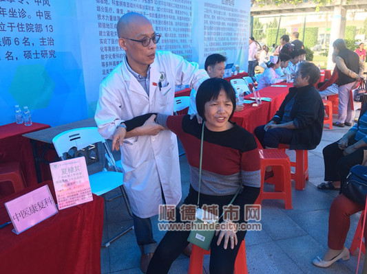 这两位专家摊位一大早排长龙，场面火爆