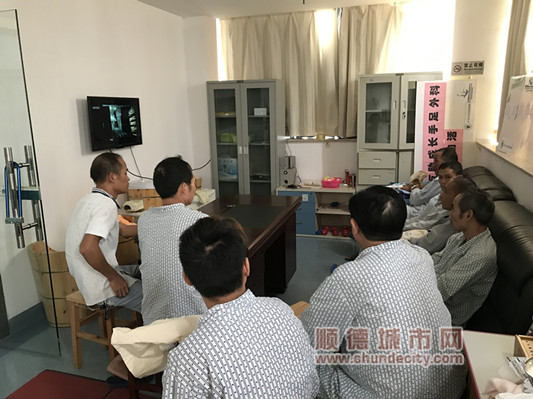 看电影还能增进感情，住院病友好欢乐