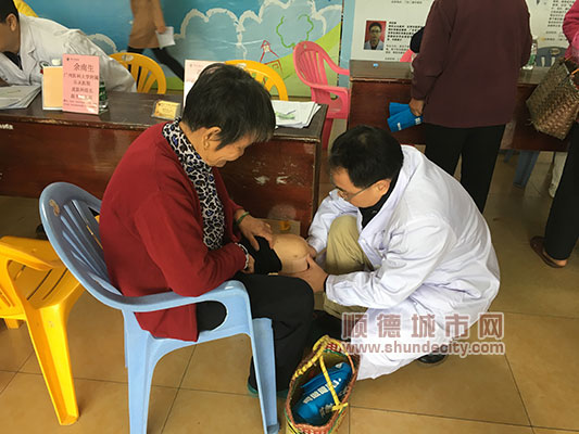 义诊暖流送村居，医企同心获老婆婆点赞