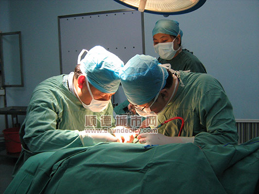 手足外科医生：一进手术室就是十几小时