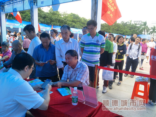 一大早，乐从医院两位专家被“围观”啦