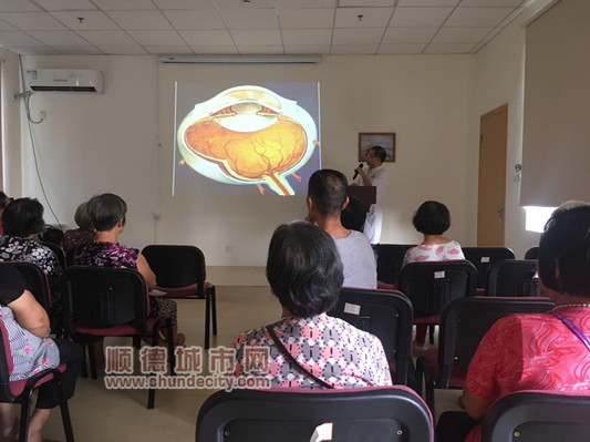 眼科防治进村居，忠实粉丝一眼就认出他