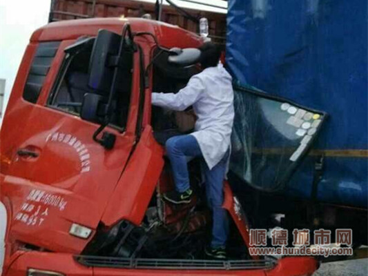 为挽救伤者生命，他坚持托举40分钟……