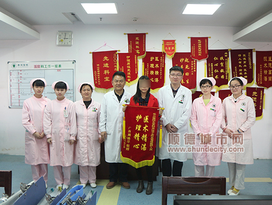 她一出院就送上了锦旗，原来是这事……