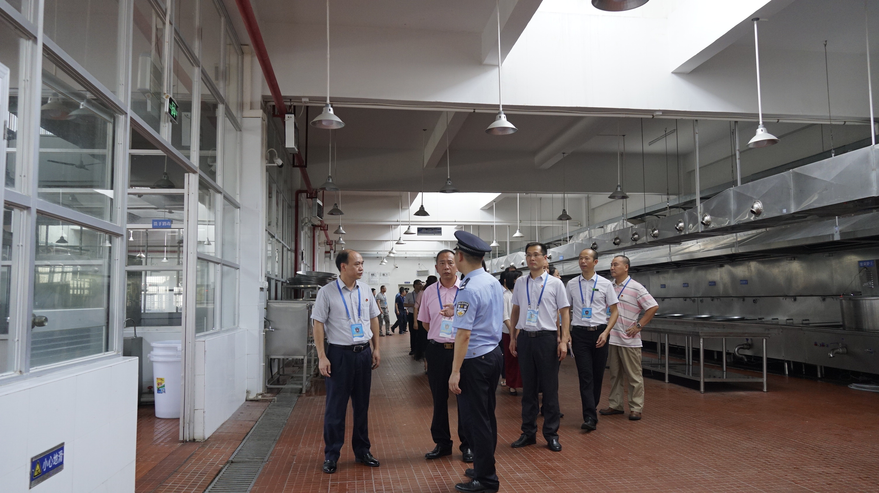 参观监狱1.jpg 参观监狱1.jpg