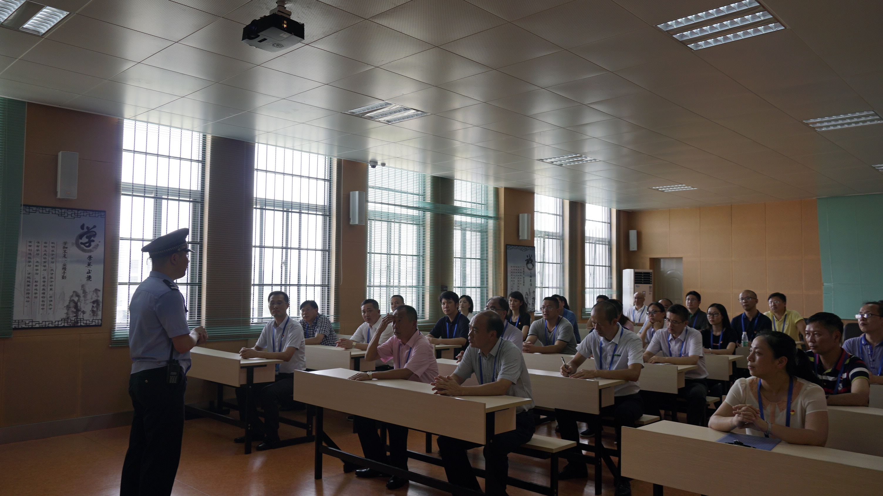 参观监狱3.jpg 参观监狱3.jpg