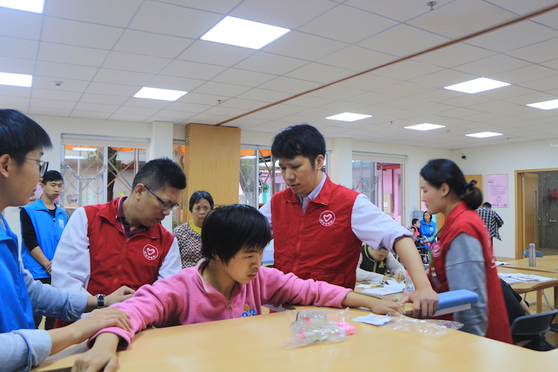 【传递爱心】广州医科大学附属顺德医院情牵岳步折翼天使 再次组队上门探望