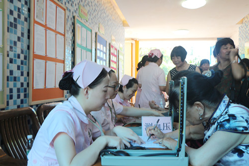 盛夏五月，坚持公益不懈怠！广州医科大学附属顺德医院义诊队伍走进老人大学送健康！