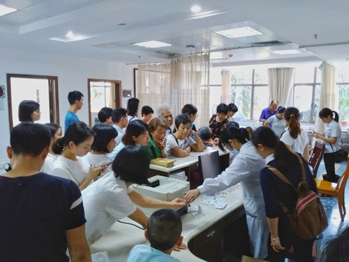 康复科人气爆棚？原来是群众“趁虚”贴伏