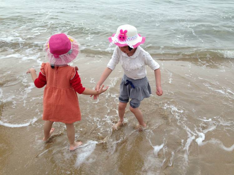 暑假踏浪踩沙 看看脚印长啥样