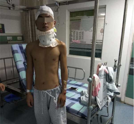 外卖小哥不戴头盔惹了祸