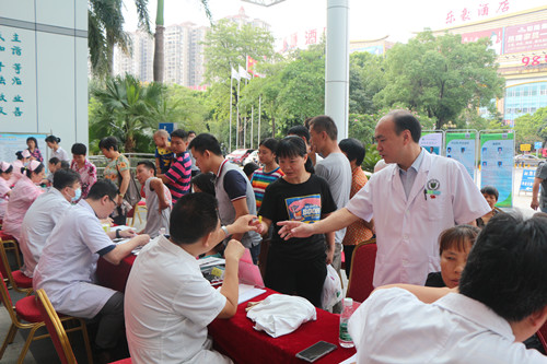【庆祝中国医师节】我院举办大型专家义诊 为市民免费送健康