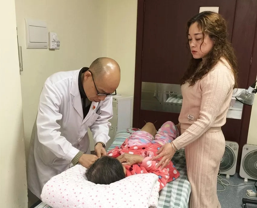 针灸推拿施妙手 八旬中风老妇终能“蹒跚学步”