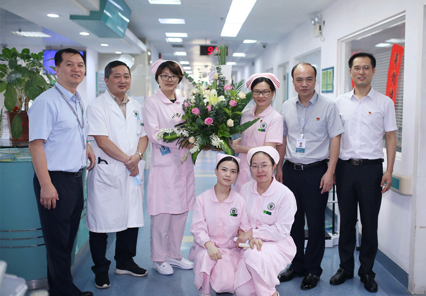 5.12国际护士节，掌声和鲜花都属于为生命站岗的她们！