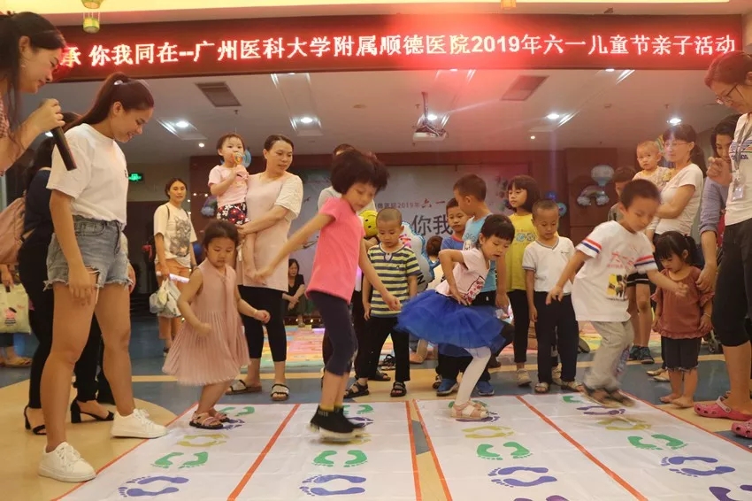 萌宝爬行、趣味钓鱼、手忙脚乱……萌趣“六一”提前过