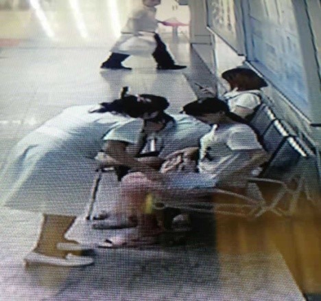 “有我在别害怕！”——医院职工暖心搀扶视力缺陷夫妇就医