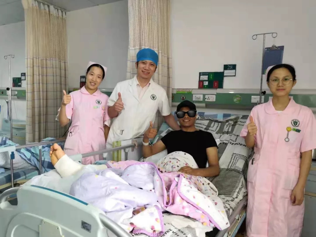 阿拉伯小哥时隔四年，两次住院，还收到了一份异国礼物！