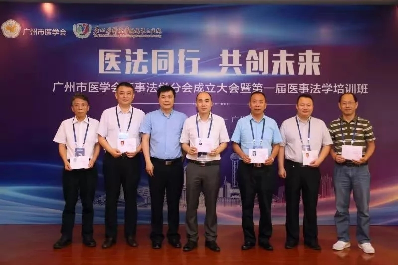 致敬中国医师节，当医术高明、医德高尚和懂法守法的医务工作者！