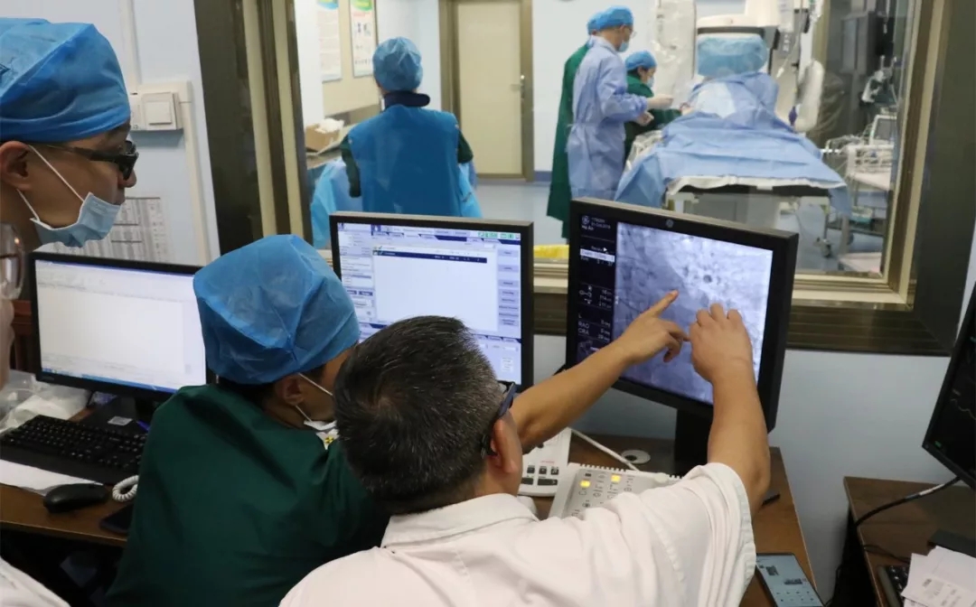 【救命】心肌梗死？！开通绿道，DSA精准导航，植入支架，稳！