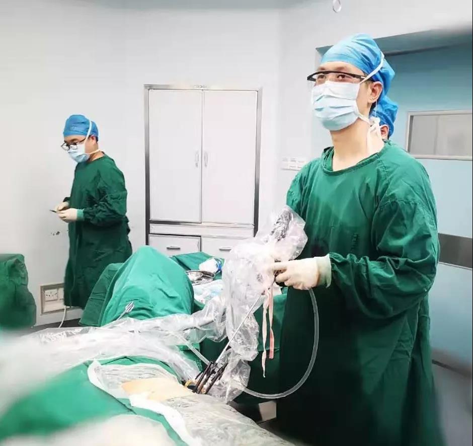 巧手“拔生姜”，一次手术巧建四个通道，取净患者左肾结石！