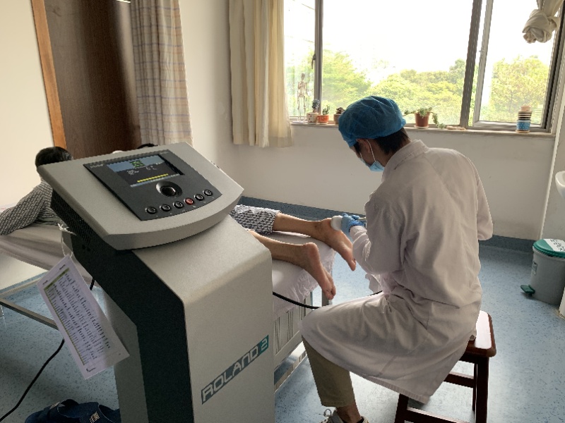 【诊疗前沿】带你见识疼痛的“克星”——体外冲击波治疗仪