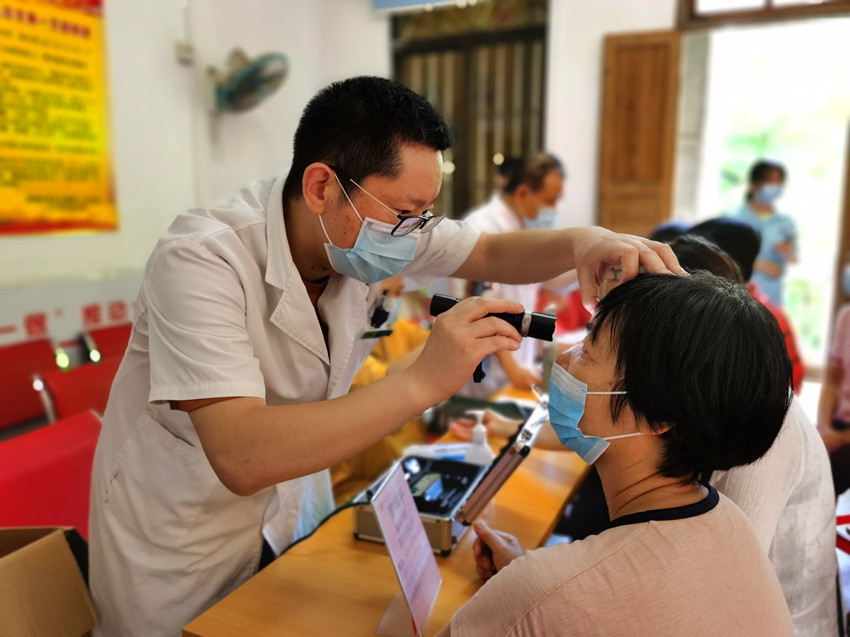 6月6日全国爱眼日，为eye行动！白内障筛查不容错过！