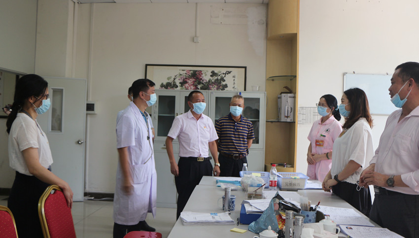 医院领导关心慰问执行兵检任务的医务工作者