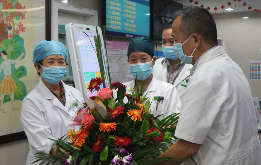 【致敬医师】中国医师节系列活动之五：院领导走访慰问 鲜花相赠祝愿医路幸福