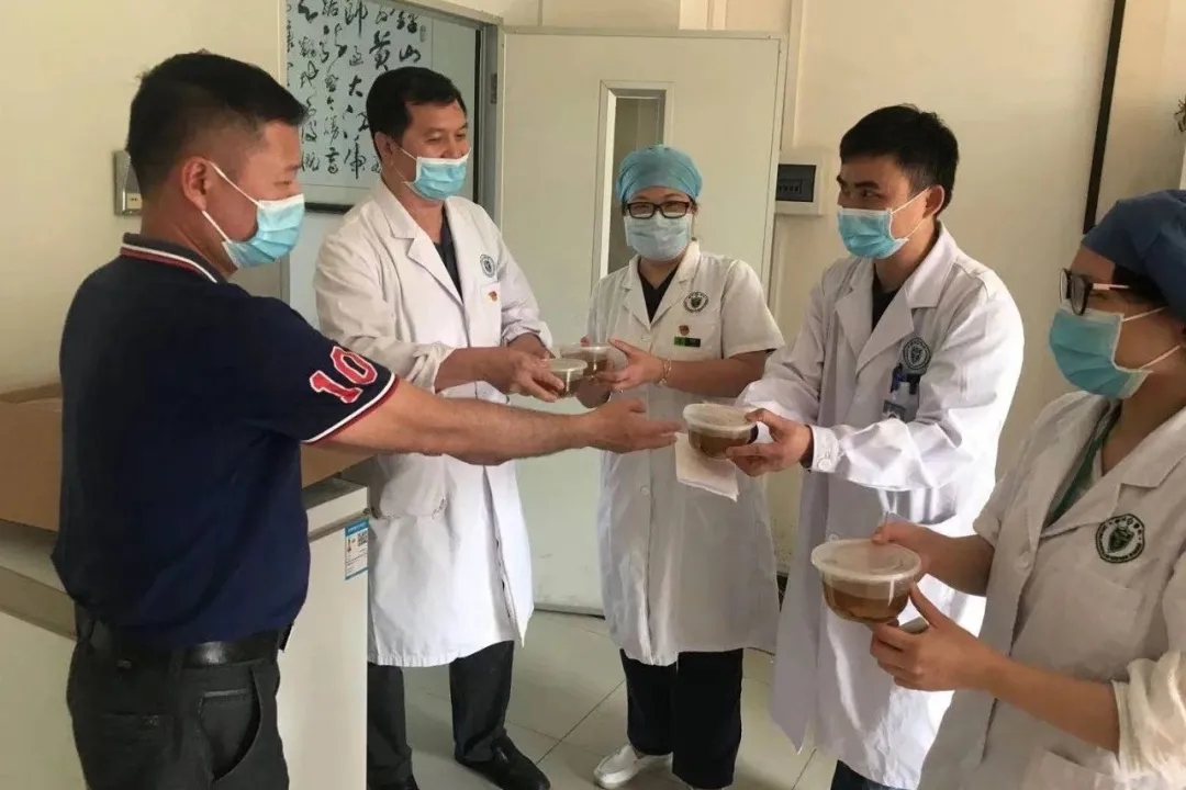 全力支持新冠疫苗接种工作，医院工会开展“送清凉”慰问活动