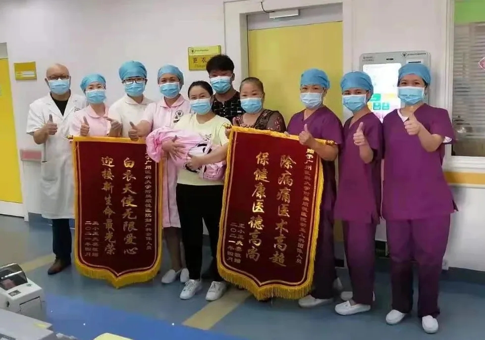 出生时仅两斤多的早产儿，奋斗51天，和妈妈带着锦旗出院啦！