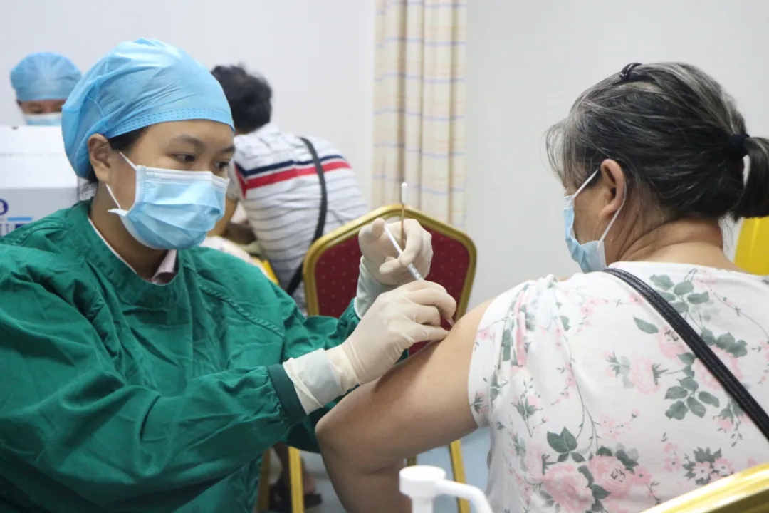 先体检，再接种！乐从放开60至64岁人群“打苗”