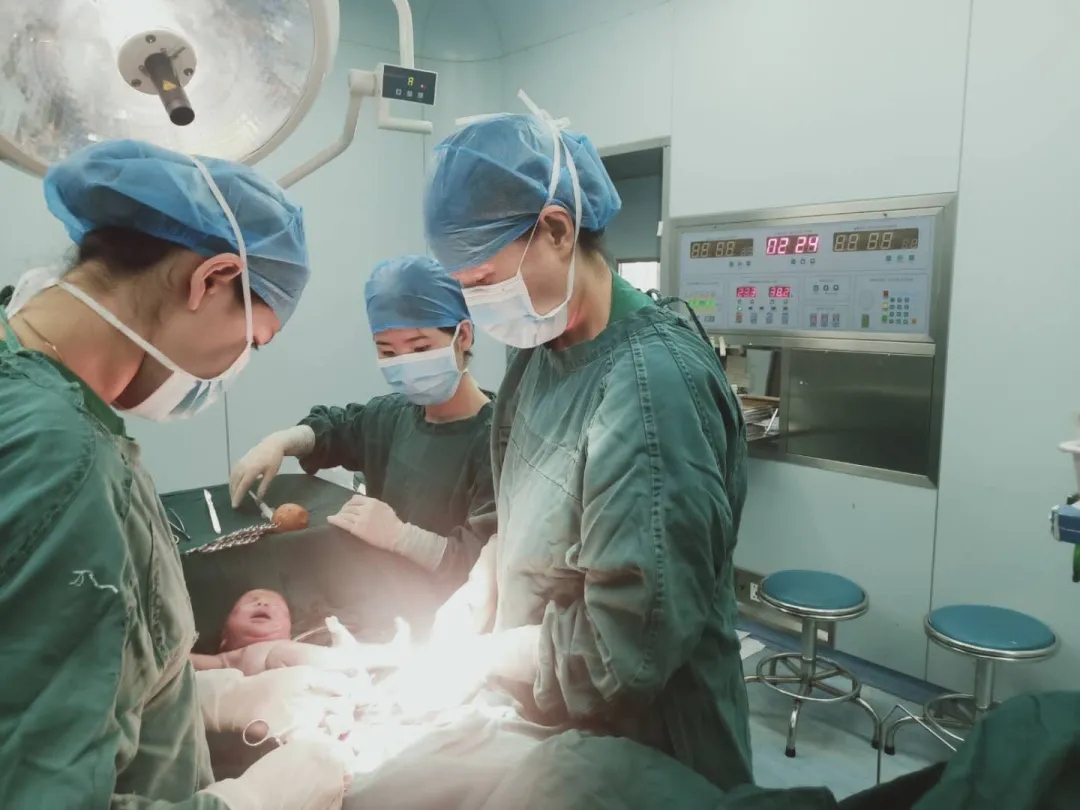 【致敬医师节】顺德好医生周友芬： 医心跨越千里，做新生命的守护者！