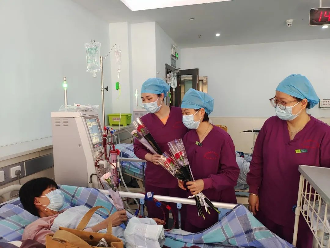 关爱女性，鲜花传递爱 | 乐从医院血透室“三八节”温情回顾